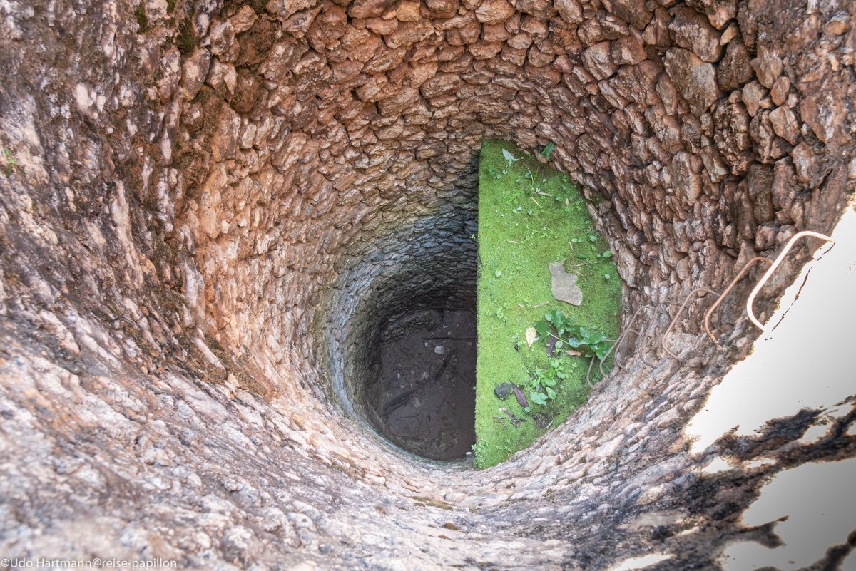 Blick in einen alten Brunnen